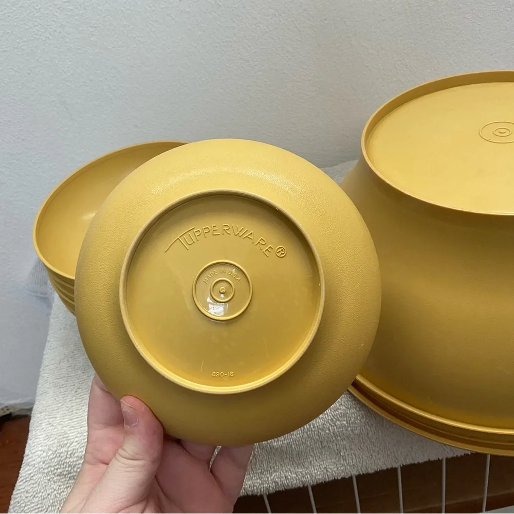 Tupperware Vintage Harvest gold salad set large bowl with 6 smaller bowls